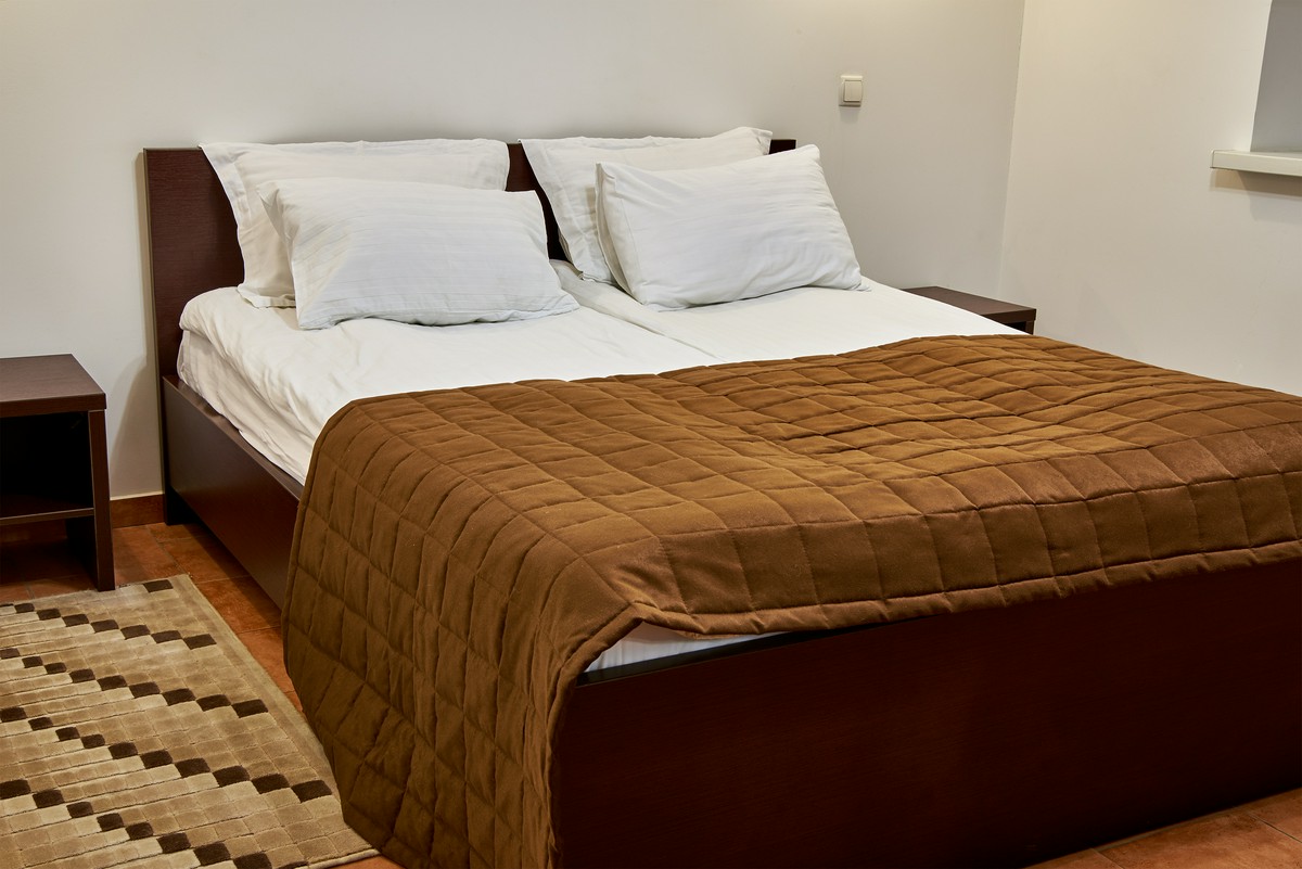 Jak wybrać łóżko do małej sypialni, aby zaoszczędzić przestrzeń?